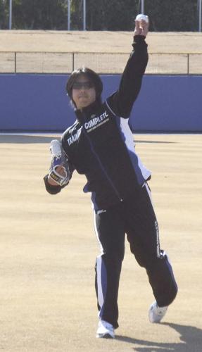 練習でキャッチボールをする井川慶投手