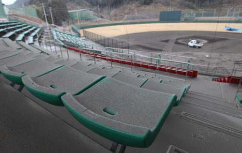 広島の日南キャンプ地・天福球場の観客席も灰に覆われていた