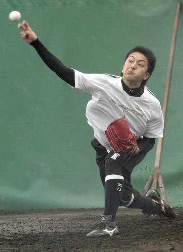 ブルペンで投球練習する巨人・沢村