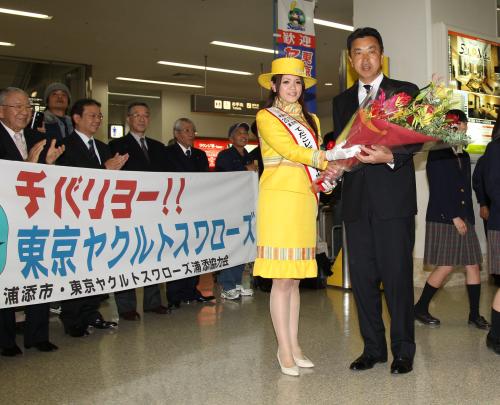 沖縄入りし浦添市の「てだこレディー」又吉美幸さんから花束を贈られるヤクルト・小川監督　
