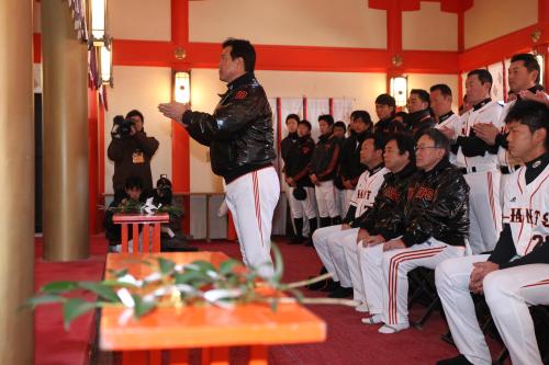 青島神社を参拝した原監督（左）ら巨人ナイン
