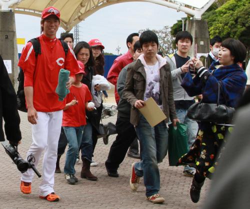 移動中、大勢のファンに囲まれる前田健