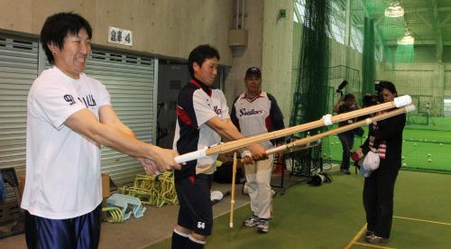伊勢総合コーチ（右端）考案の剣道トレーニングで、飯原（左）と川崎（中）が素振りを繰り返す