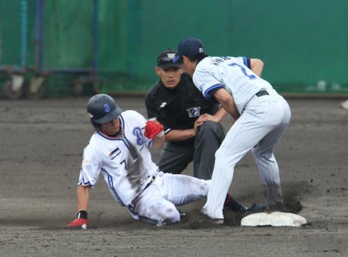 バントゲームで、遊撃争いしている渡辺（右）に向かって滑りこみ、盗塁を成功させる横浜・石川