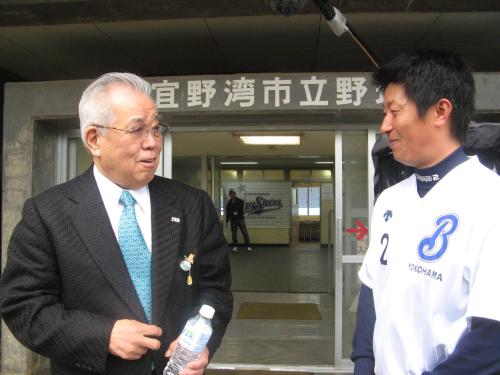 横浜キャンプを訪問し、横浜の渡辺を激励する野村氏（左）
