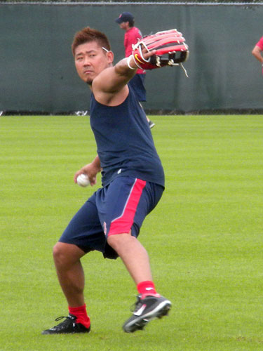 始動したレッドソックス・松坂はキャッチボールで力強い球を投げ込む