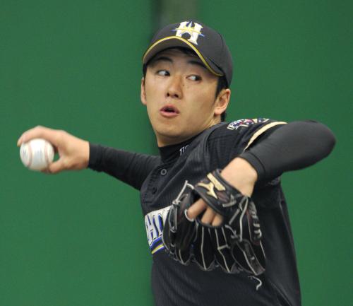 ブルペンで投球練習する日本ハム・斎藤