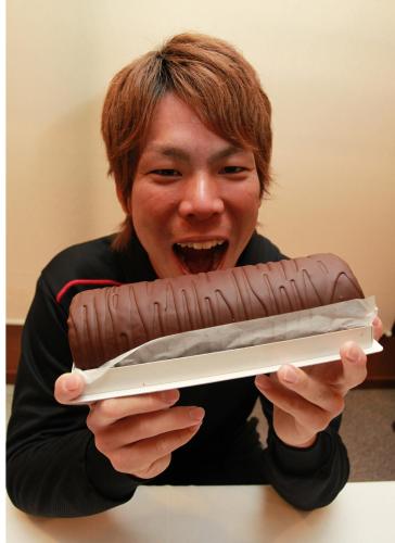 プレゼントされたチョコロールケーキをほお張る前田健
