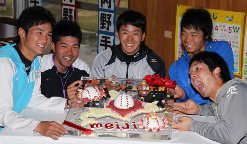 休日に施設訪問しバレンタインデーの特製チョコレートに笑顔を見せる（左から）中村勝、土屋、斎藤、中島、杉谷