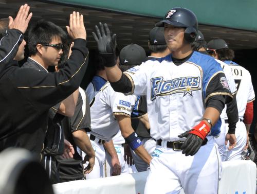 阪神との練習試合で、４回に本塁打を放ち迎えられる日本ハム・中田