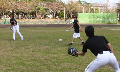＜日本ハム・名護キャンプ＞バランス調整の為、左手で投げるダルビッシュの捕手を務める斎藤（手前）