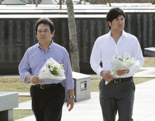 沖縄県糸満市の平和祈念公園を訪れ、「平和の礎」へ献花に向かう巨人の清武球団代表（左）と高橋