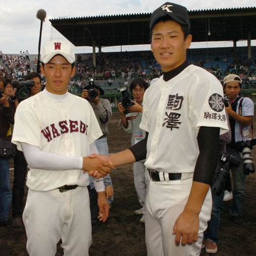 ２００６年１０月、国体閉会式後、握手を交わす早実・斎藤佑樹投手と駒苫・田中将大投手（右）