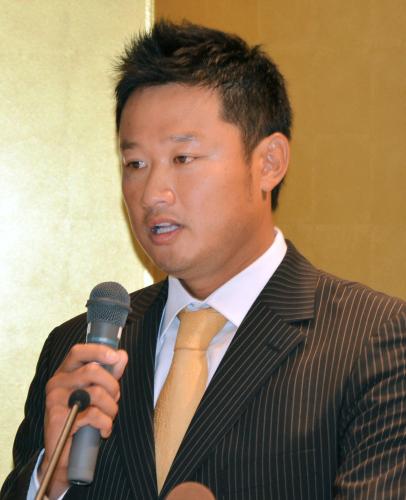 関西独立リーグに新規加入する「神戸サンズ」の監督に就任し、記者会見するマック鈴木投手