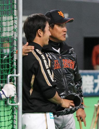 ＜日・巨＞試合前、あいさつに来た斎藤（左）と談笑する原監督