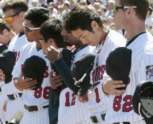 米大リーグオープン戦の試合開始前に、日本の大地震犠牲牲者に黙とうをささげるツインズの西岡剛内野手（右から２人目）ら