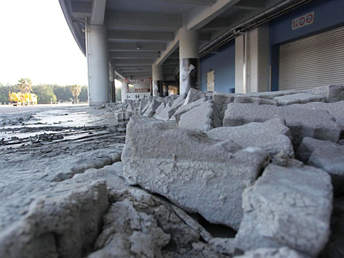 地震の影響で隆起したＱＶＣマリンフィールド周辺の石畳