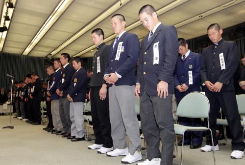第83回選抜高校野球大会の組み合わせ抽選会を前に、東日本大震災の犠牲者に黙とうをささげる各校の主将ら