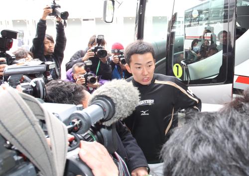 先発予定も試合が中止となり、バスの前で報道陣の質問に答える日本ハム・斎藤