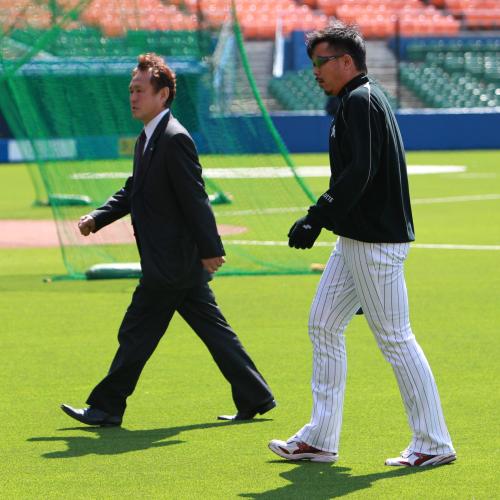 練習前に話し合いを行う石川球団本部長と選手会長のサブロー