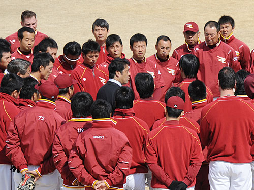 練習前、ナイン、スタッフを集め話す楽天の米田球団代表（中央）