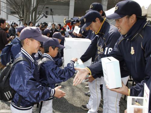 東日本大震災の復興支援のため、プロ野球オープン戦の前に募金活動をする岸田護選手会長（右から２人目）らオリックスナイン