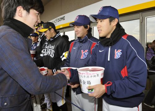 東日本大震災の復興支援のため、試合前に募金活動をするヤクルトの由規（右手前）ら