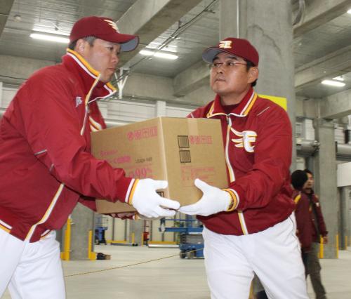 被災地への救援物資を積み込む楽天・仁村二軍監督と関川コーチ（左）