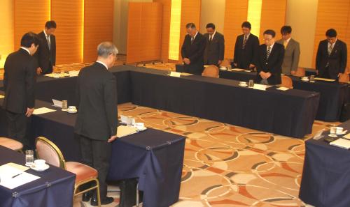 議長の楽天・島田オーナー（左から２人目）の呼びかけでで震災の犠牲者に黙とうをささげる会議出席者たち