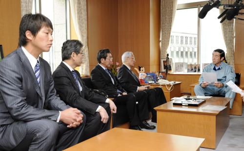 高木文科相（右端）に震災対応策を報告する日本野球機構の加藤コミッショナー（右から２人目）、新井プロ野球選手会長（左端）ら