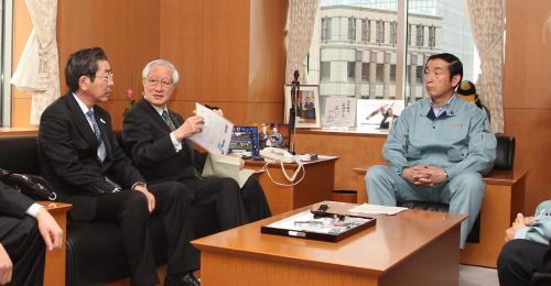 高木文部科学大臣（右）にプロ野球開催についての報告を行う新セ・理事長（左）と加藤コミッショナー