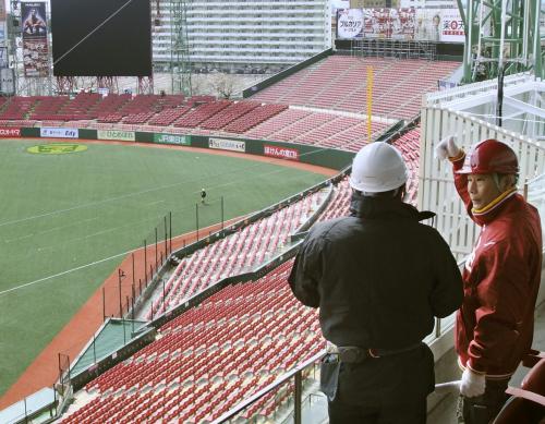 日本製紙クリネックススタジアム宮城を視察した楽天の島田亨オーナー（右）
