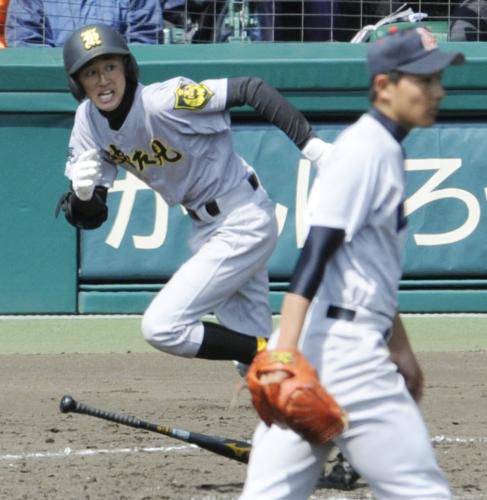 横浜―波佐見　５回裏波佐見２死満塁、神崎が左前適時打を放つ。投手山内