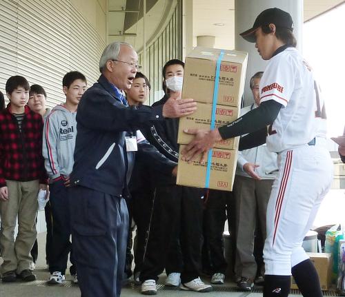 さいたまスーパーアリーナを訪れ、福島県双葉町の井戸川克隆町長（手前左）に支援品を手渡す巨人の鈴木尚広
