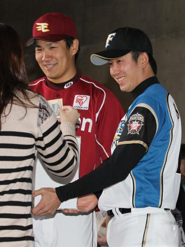 ＜日・楽＞試合前に募金活動を行った田中（左）と斎藤は笑顔