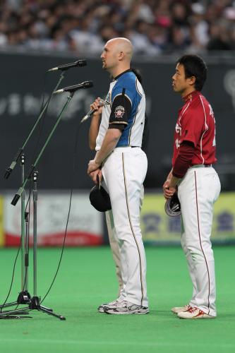 慈善試合＜日・楽＞試合前にスピーチする日本ハム・ケッペル（左）。右は楽天・鉄平