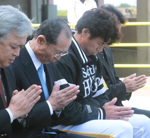 鷹観音に必勝を祈願する王会長（左）と秋山監督