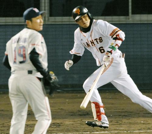 ４回巨人２死一、二塁、坂本が左翼線に適時二塁打を放つ。投手・石川