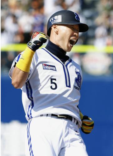 ５回横浜２死三塁、森本が中越えに適時三塁打を放ち、塁上でガッツポーズ
