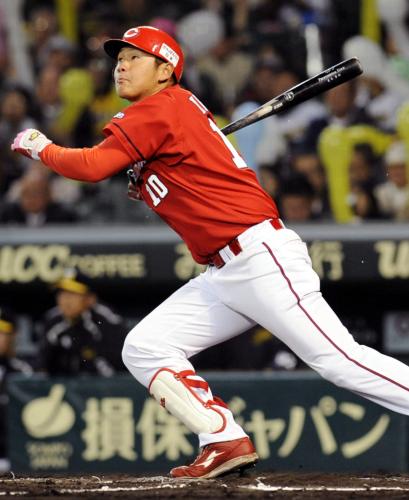 ７回広島２死一塁、岩本が左越えに適時三塁打を放つ