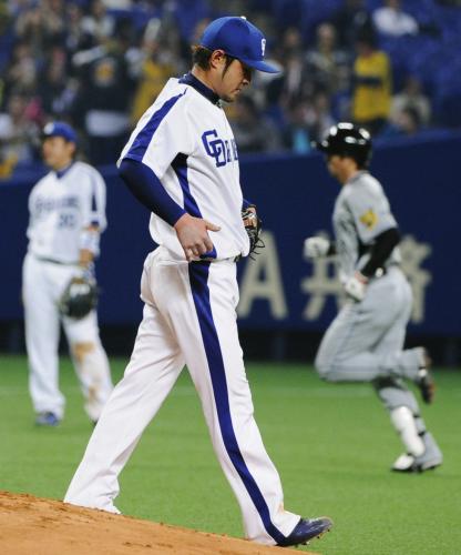 ４回、阪神・林威助（右）に本塁打を浴びた中日先発の朝倉