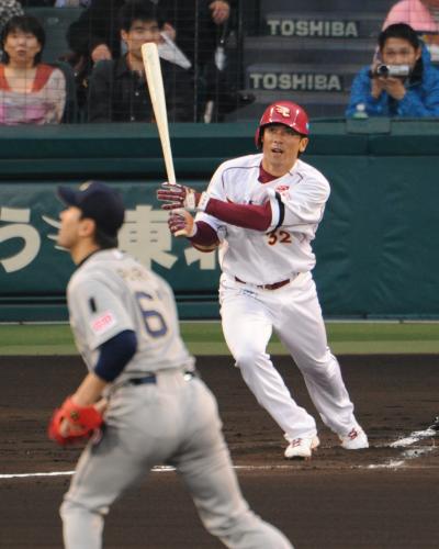 ＜楽・オ＞１回、松井稼が右中間に先頭打者ホームランを放つ（投手・朴贊浩）