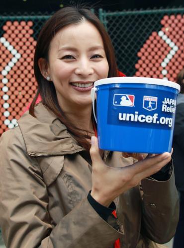 ブルージェイズ戦の前、東日本大震災への義援金を募る募金箱を手にするレッドソックス・松坂投手夫人の倫世さん