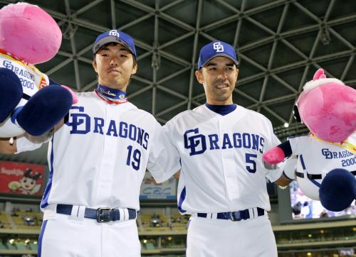お立ち台で笑顔を見せる今季初勝利の中日・吉見（左）と和田