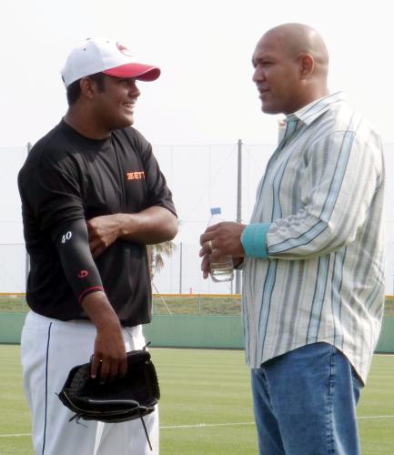 兵庫県淡路市の野球場を訪れ、息子のアレックス・ラミレス（左）を激励するプロ野球巨人のアレックス・ラミレス外野手