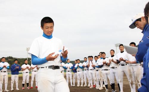 メンバーが発表され背番号「１」を手にする伊藤俊太選手
