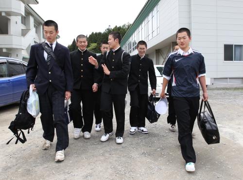 入学式後、高田高野球部への入部を希望している新入生たちは野球談議を弾ませながら帰路につく