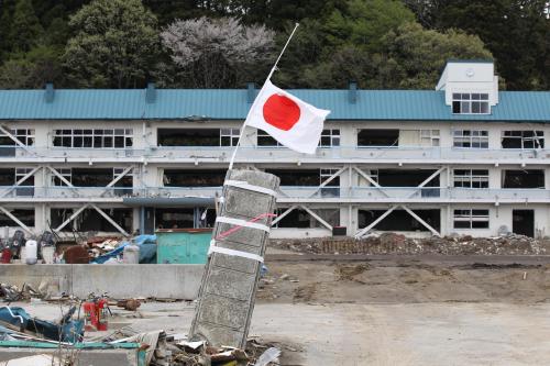 壊滅状態の高田高の校舎だが、入学式のこの日、誰かの手によって掲げられた半旗が風に吹かれていた　