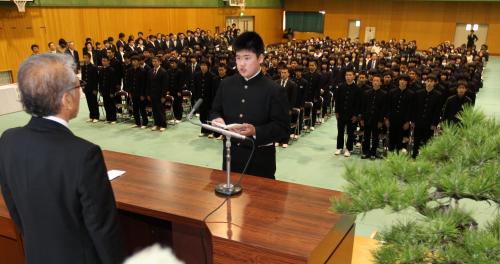 高田高の入学式で新入生代表の言葉を述べる伊藤光さん