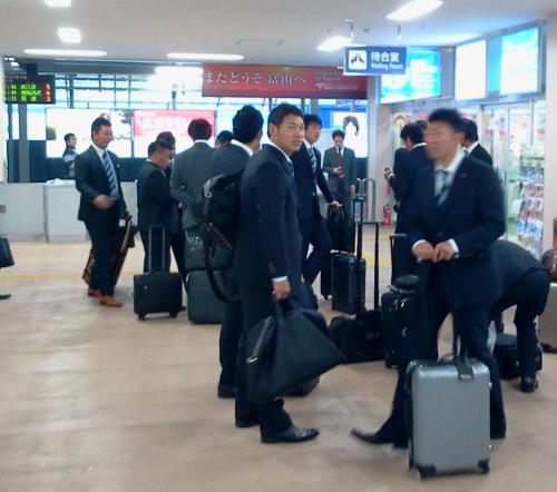 急きょ富山空港からＪＲ富山駅へ移動し、電車の到着を待つヤクルトの選手たち